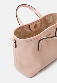 Guess LATONA MINI TOTE SET - Håndtasker - light peach