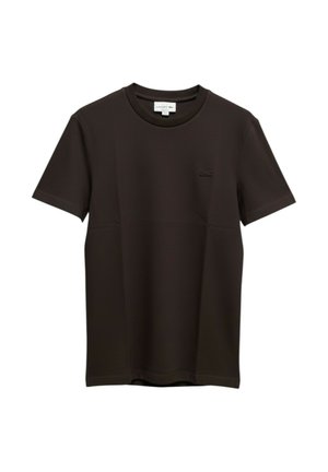 T-shirt nera a maniche corte con scollo rotondo, con un piccolo logo ricamato sul petto sinistro e un'etichetta del marchio all'interno del colletto.