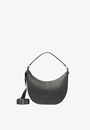 Borsa a spalla in pelle nera con forma curva, dotata di manico superiore piatto, tracolla regolabile e dettaglio con logo in rilievo.