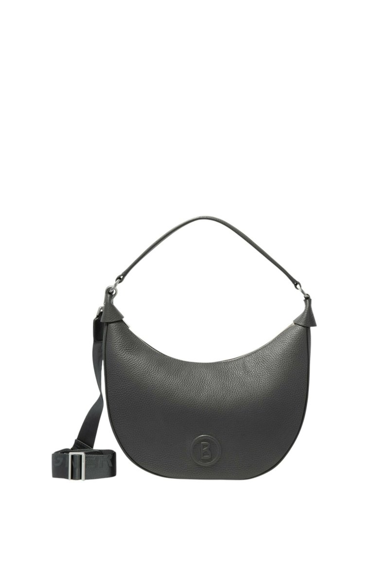 Černá kožená kabelka přes rameno s zakřiveným tvarem, plochým horním úchytem, nastavitelným popruhem a zdobená raženým logem.