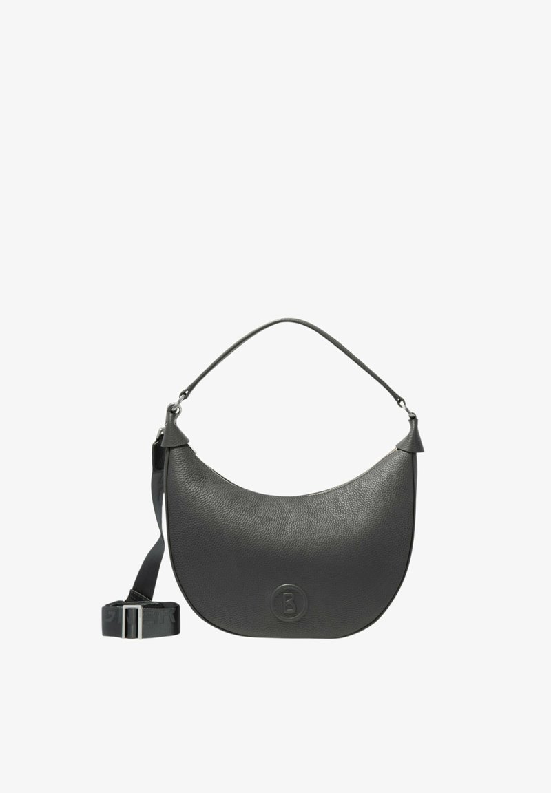 Czarna skórzana torba na ramię o zakrzywionym kształcie, z płaską górną rączką, regulowanym paskiem i tłoczonym logo.