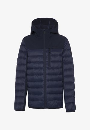 Tamsiai mėlynas izoliacinis švarkas su užtrauktuku priekyje, su gobtuvu, siuvinėtu paviršiumi ir krūtinekiu kišeniu. Savyje turi juodus akcentus ir aukštą apykaklę.