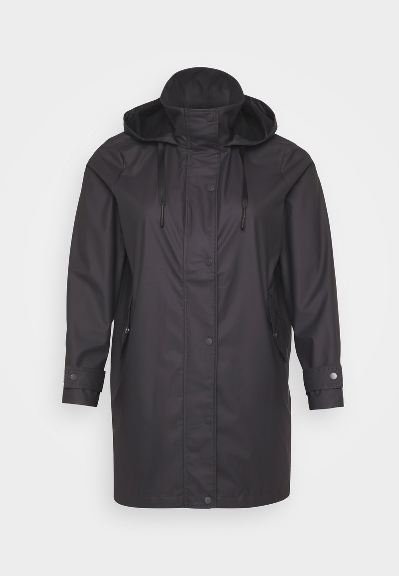 Zwarte waterdichte regenjas met capuchon, voorzien van drukknoopsluitingen en zijzakken, weergegeven tegen een witte achtergrond.