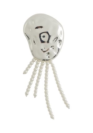 Broche en argent de forme irrégulière avec cinq rangs pendants de petites perles blanches, ressemblant à une pieuvre ou une méduse abstraite.