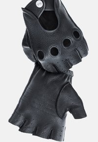 Gants en cuir noir sans doigts avec un matériau texturé, trois découpes circulaires à l'arrière et des coutures renforcées.