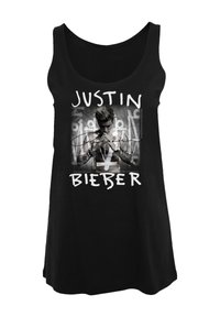 Schwarzes Tanktop mit einem grafischen Druck eines männlichen Figures mit Tattoos, dem Text "JUSTIN BIEBER" und einem dunklen Hintergrund.