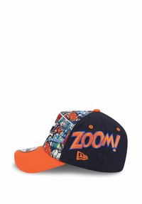 Die Kappe hat einen navyblauen Körper mit einem orangefarbenen Schirm, verziert mit einem Comic-Stil Print und dem Wort "ZOOM!" in blauer Stickerei.