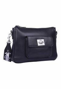 Borsa a tracolla in pelle nera con finitura testurizzata, dotata di una tasca con pattina frontale, hardware in argento e una tracolla regolabile con logo.