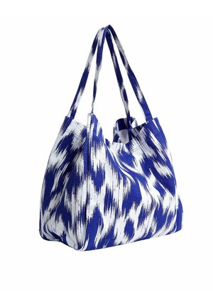 Sac cabas en tissu à motifs bleu et blanc avec de longues poignées et une forme souple et décontractée.