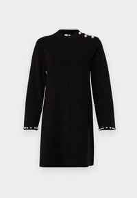 Čierne šaty z pleteného materiálu s vysokým golierom, dlhými rukávmi a perlovými detailmi na manžetách. Jednoduchý, rovný strih.