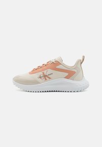 Baskets beige avec des accents roses, tige en mesh respirant, col rembourré, semelle en caoutchouc blanche et logo Calvin Klein sur le côté.