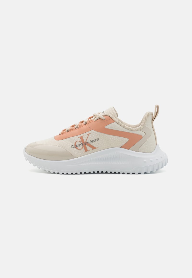 Scarpe da ginnastica beige con accenti rosa, tomaia in mesh traspirante, collare imbottito, suola in gomma bianca e logo Calvin Klein sul lato.