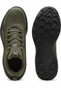 Sneaker in rete verde con punta in gomma liscia, sistema di allacciatura rinforzato e suola in gomma nera texturizzata con battistrada a motivi.