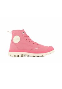 Bottines montantes roses en toile, avec une surface texturée, un devant à lacets, et une semelle en caoutchouc blanc avec des crampons prononcés et un détail de logo.
