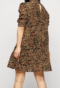 Leopardi-kuosiset mekot ruskean ja mustan sävyissä, puffi-hihat, kerroksellinen helma, takana avonainen yksityiskohta, kevyttä kangasta.