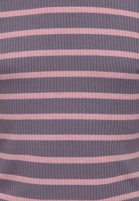 Top in tessuto rigato con strisce verticali in grigio scuro e rosa chiaro. Texture liscia con distribuzione uniforme di colori e motivi.