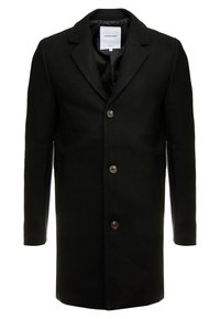 Cappotto in lana nera con rever a punta, tre bottoni frontali, due tasche laterali e una texture liscia. Fodera interna visibile al colletto.