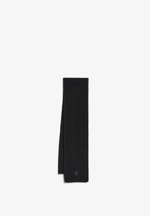 Lange zwarte gebreide sjaal lengtegewijs gevouwen met een klein genaaid logo vlakbij één uiteinde op een witte achtergrond.