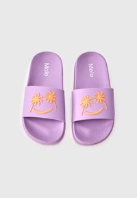 Lilla libisevad sandaalid, millel on oranzide palmipuude ja naeratavate nägudega tekstuuriga rihm, valmistatud pehmest ja painduvast materjalist.