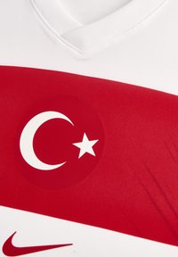 Fotbalový dres Nike s červeno-bílou barevnou kombinací, červeným pruhem a kruhovým emblémem turecké vlajky.