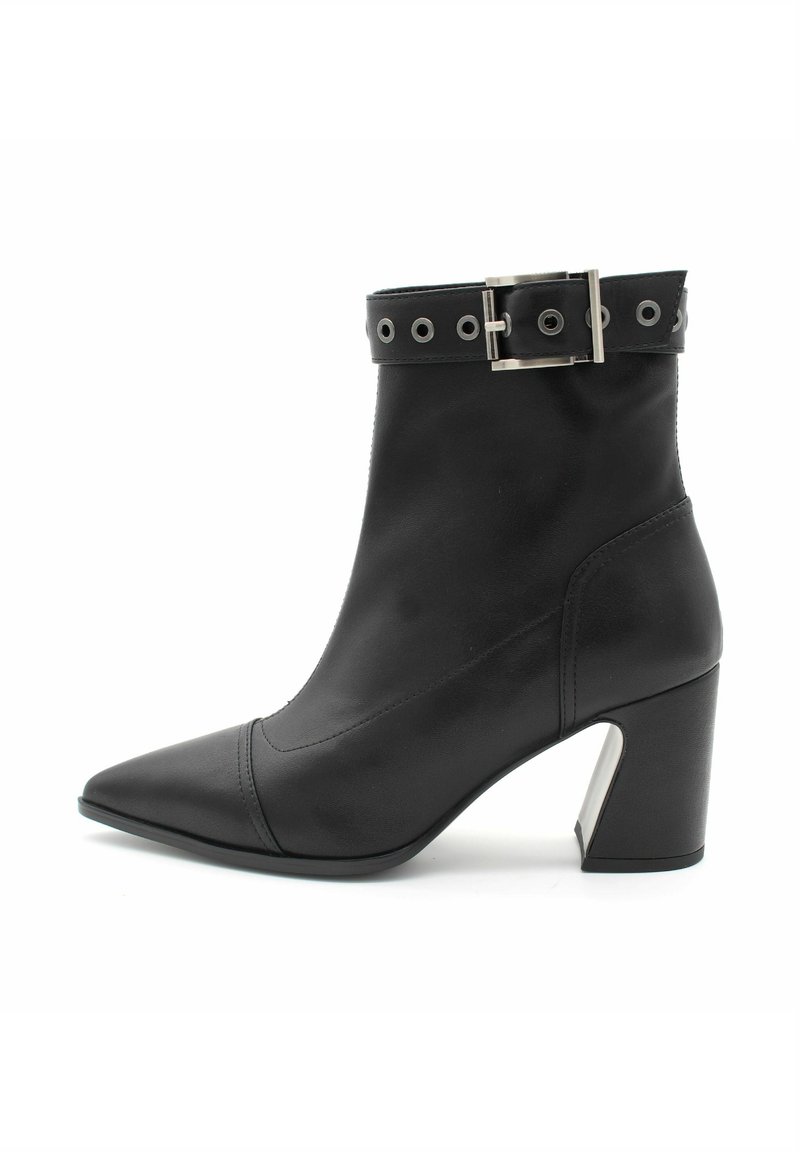 Czarny botek sięgający kostki, z wąskim noskiem, gładką skórzaną teksturą oraz masywnym obcasem. Posiada dekoracyjną klamrę i ozdobne nity na cholewce.