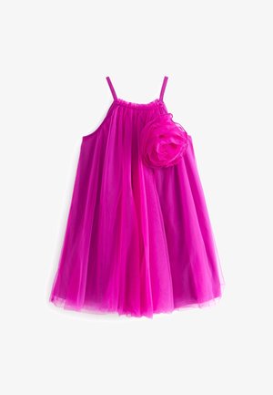 Różowa sukienka z tiulu z cienkimi ramiączkami, dopasowanym górnym częściom i dużym kwiatowym akcentem z boku, charakteryzująca się warstwowym, zwiewnym fasonem.