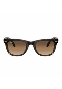 Gli occhiali da sole Ray-Ban presentano una montatura tartarugata, forma rettangolare, lenti marroni sfumate e il logo distintivo sulla lente sinistra.