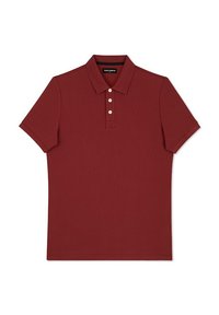 Czerwona koszulka polo wykonana z teksturowanej tkaniny. Posiada kołnierzyk z trzema guzikami oraz krótkie rękawy. Logo marki subtelnie umieszczone z przodu.