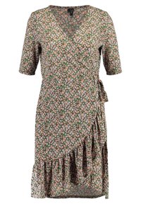 Sukienka w kwiaty z krótkimi rękawami, z zielonym tłem, różowymi i fioletowymi kwiatami oraz falbanu na dole. Regulowana sznurkiem z boku.