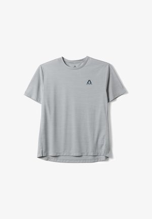 Camiseta deportiva de manga corta color gris claro con cuello redondo y pequeño logo Altavia en gris oscuro en el lado izquierdo del pecho.