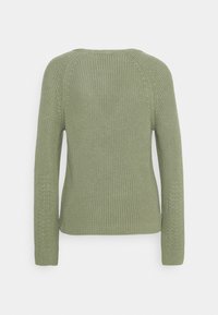 Gebreide trui in gedempte groene kleur. Heeft lange mouwen, gestructureerde stof en een klassieke pasvorm. Achteraanzicht toont geribbelde details bij de manchetten en zoom.