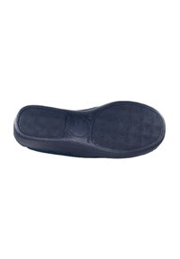 Suela de zapato de goma negra con una superficie texturizada y patrones circulares elevados. Forma plana con bordes redondeados y un acabado suave.
