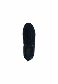 Sneaker in suede blu navy con punta rotonda, suola in gomma bianca a contrasto, lacci rotondi e una piccola linguetta sul tallone per facilitare l'indossamento. All'interno presenta un marchio.