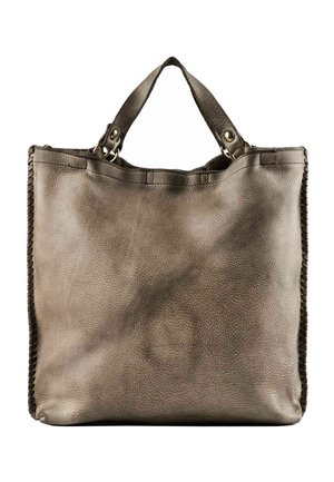 Bolso tote de cuero taupe suave con dos asas cortas y bordes cosidos sobre fondo blanco.