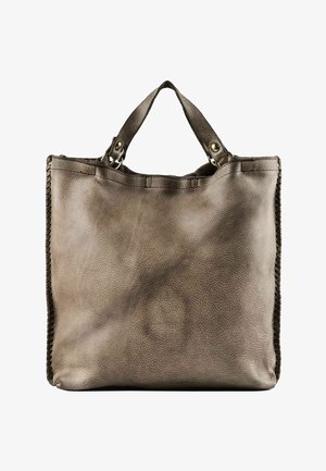 Zachte taupekleurige leren shopper met twee korte handvatten en gestikte randen op een witte achtergrond.