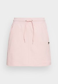 Jupe en coton mélangé rose avec une taille élastique, détail de cordon de serrage, deux poches latérales et un petit logo sur le côté gauche.