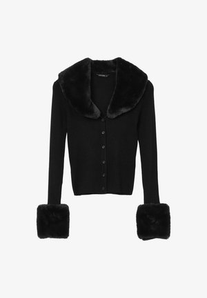 Schwarzer gerippter Cardigan mit einem Kragen und Manschetten aus Kunstfell, mit einer Knopfleiste und langen Ärmeln. Weicher Stoff mit taillierter Passform.