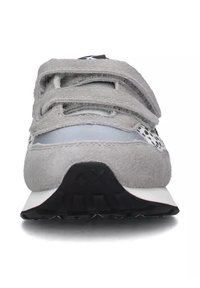 Sneakers grigi con upper in suede, cinturini in velcro e dettaglio argentato; presentano una suola in gomma nera testurizzata e dettagli maculati sui lati.