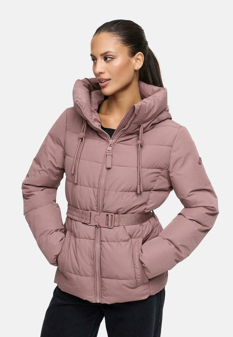 Rosa, vadderad vinterjacka med hög krage, justerbar huva, bälte i midjan och dragkedjefickor, med ett quiltat mönster och slät textur.