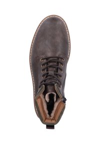 Brązowe skórzane botki za kostkę z teksturowaną cholewką, sznurówkami i sztucznym futerkiem w środku. Posiadają zamek błyskawiczny oraz kontrastującą jasną podeszwę.