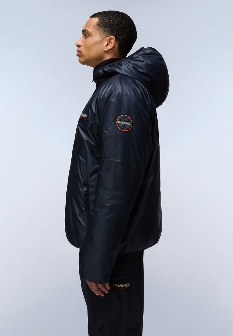 Granatowa kurtka puchowa z kapturem, błyszczące wykończenie i naszywka z logo na lewym rękawie. Posiada zasuwane kieszenie po bokach. Standardowy krój.