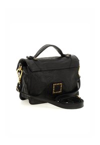 Borsa a mano in pelle nera con finitura testurizzata, hardware dorato, manico superiore, tracolla regolabile e un accento decorativo di borchie sul davanti.