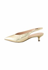 Zapatos dorados metálicos tipo slingback con punta afilada, superficie texturizada y tacón de 5 cm. Los lados abiertos revelan la plantilla rosa.