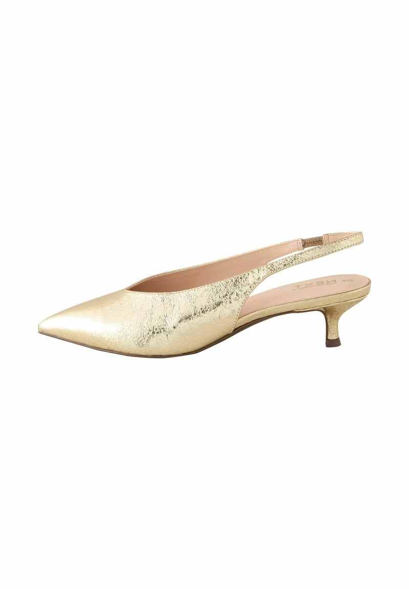 Zapatos dorados metálicos tipo slingback con punta afilada, superficie texturizada y tacón de 5 cm. Los lados abiertos revelan la plantilla rosa.