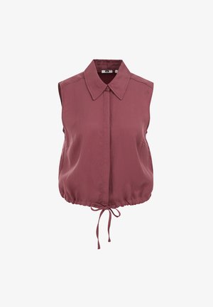 Blouse bordeaux sans manches avec col pointu, boutons cachés sur le devant et cordon réglable à l'ourlet, présentée sur fond blanc.