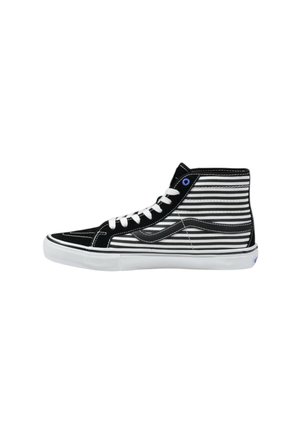 Sneaker alte con trama a strisce bianche e nere, suola in gomma bianca, lacci neri e dettaglio blu nei passanti laterali.