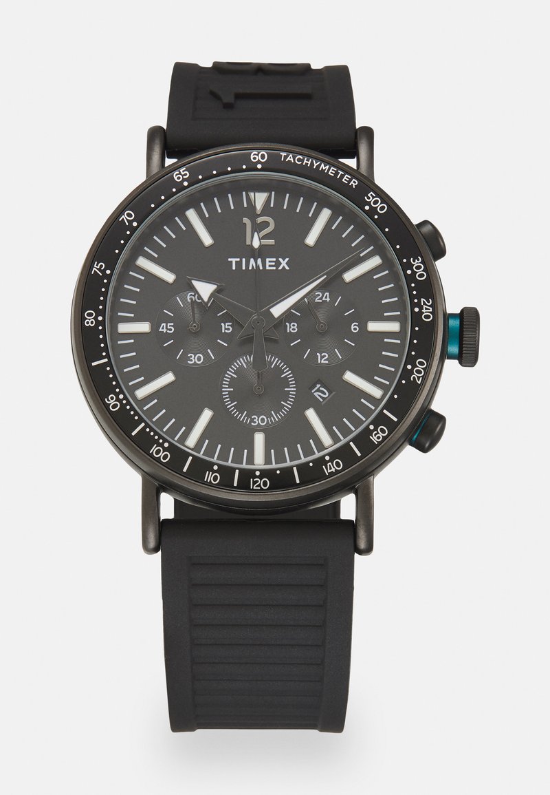Czarny zegarek Timex z okrągłą tarczą, gumowym paskiem, skalą tachymetryczną i trzema sub-tarczami, z białymi znacznikami godzin i wskazówkami.