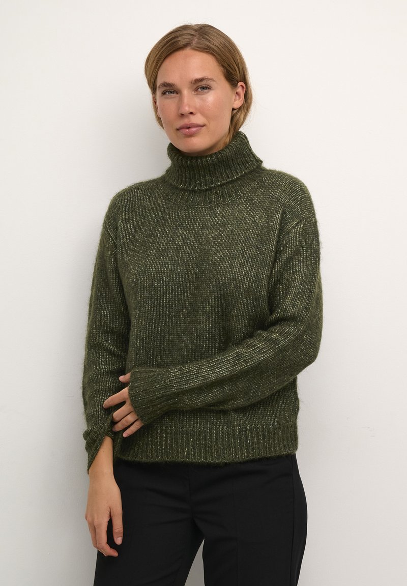 Pull encolure montante en maille de couleur vert foncé avec une apparence texturée, des poignets et un ourlet côtelés, offrant une coupe décontractée et un tissu doux.