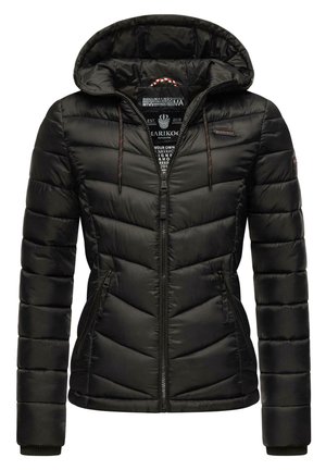 Veste matelassée noire à capuche avec fermeture éclair à l'avant, poches latérales zippées et cordons ajustables sur la capuche.