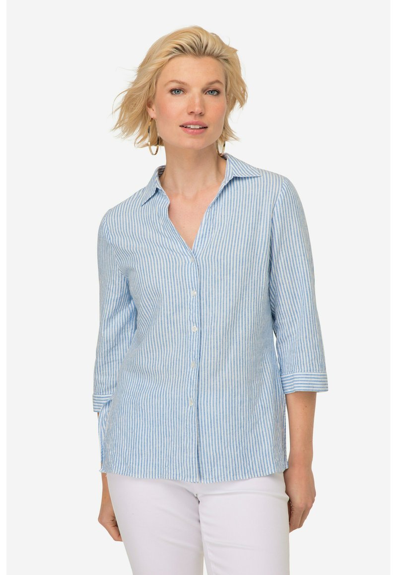 Camicia a bottoni a righe blu e bianche con colletto, maniche a tre quarti e vestibilità morbida. Tessuto testurizzato con una leggera lucentezza.